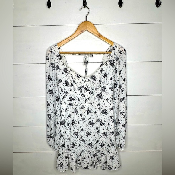Forever 21 Dresses & Skirts - Forever 21 Long Sleeve Black and White Flower Dress - Size Medium